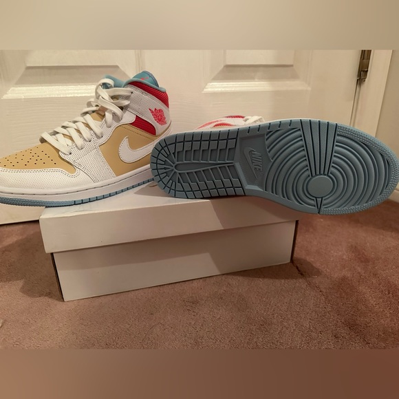 BNIB Women’s sz 9.5 Air Jordan 1 Mid SE sesame,white,flash crimson, psychic blue - Picture 7 of 9
